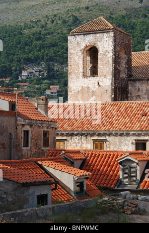 Ein Kirchturm und roten Terrakotta-Dächer. Altstadt von Dubrovnik, Kroatien. Stockfoto