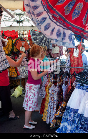 Arles, Frankreich, kleine Menschenmassen, Frauen, Kleidung Touristen Shopping in öffentlichen lokalen Provinzläden, lokal hergestellte Kleidung, Souvenirs, Outside Street Stockfoto