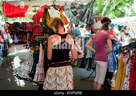 Arles, Frankreich, Teenager, die in lokalen Provinzgeschäften einkaufen, Kleidung, Souvenirs, Sommerkleider, Lifestyle Teenager, arles Market provence Stockfoto