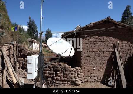 Satellitentelefon Gericht außerhalb Adobe Schlamm brick House in Pallata Dorf, Patacancha Tal, in der Nähe von Huancayo, Peru Stockfoto