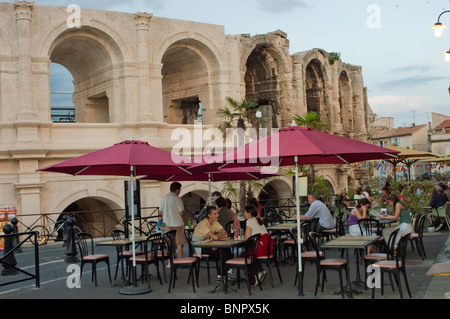 Arles, Frankreich, Arena, Leute, Touristen, In Street Scene, French Restaurant Terrace with View, Essen provence Restaurant View szenische Menschen essen Stockfoto