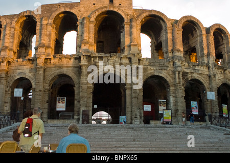 Arles, Frankreich, Touristen, die außerhalb der antiken Arena, historisches Denkmal, Straßenszene, Französische Provence, Panorama Stockfoto