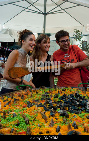 Arles, Frankreich, Gruppenposier mit dem Paddle, auf der Terrasse des Bistro-Restaurants der spanischen Provinz, Vorderseite der Paella wird gekocht Stockfoto