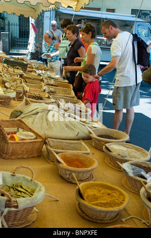Arles, Frankreich - Außen, Öffentlicher Bauernmarkt, Jugendliche, Kleingruppen-Touristen, Käufer, die Waren wählen, lokale Lebensmittel kaufen, Bauernmarkt frankreich Stockfoto