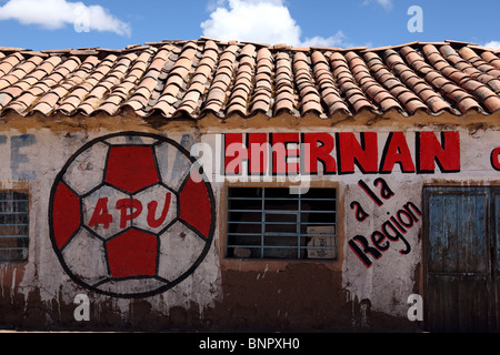 WM-Themenpropaganda für Kandidaten in bevorstehenden Kommunalwahlen auf Landsitz , Yanaoca , Cusco Region, Peru Stockfoto