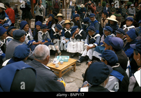 Naxi Minderheit Menschen versammelten sich in den wichtigsten Platz von Lijiang, Yunnan, China Stockfoto