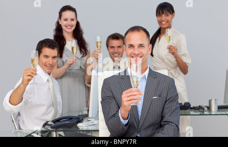 Erfolgreiches Geschäft Mitarbeiter Toasten mit Champagner Stockfoto