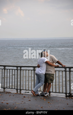 Hispanische Paare, die einen romantischen Abend im Hafen von New York, NYC, USA Stockfoto
