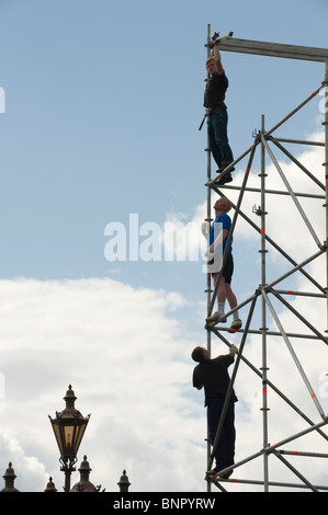 Bauarbeiter auf einem Gerüst, Sankt Petersburg, Russland Stockfoto