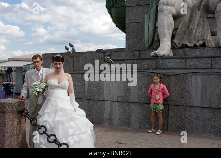 Ein Brautpaar an der Peter und Paul Fortress, Sankt Petersburg, Russland Stockfoto