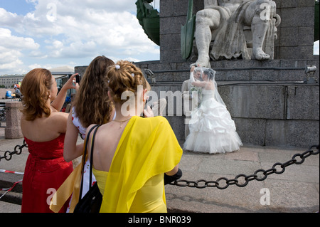 Ein Brautpaar an der Peter und Paul Fortress, Sankt Petersburg, Russland Stockfoto