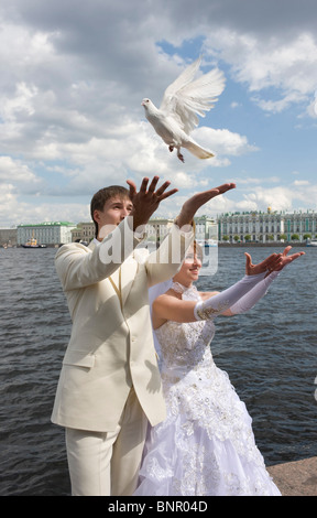 Brautpaar am Fluss Newa, Sankt Petersburg, Russland Stockfoto