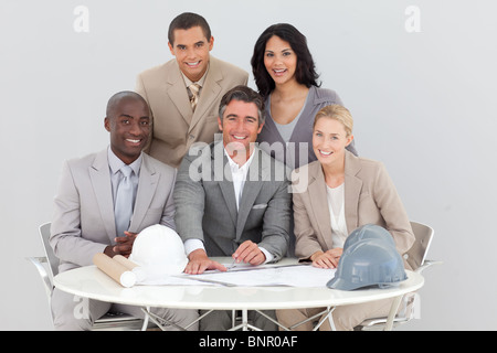 Architektonische Business-Teams arbeiten im Büro Stockfoto