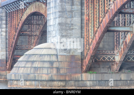 Stein und Stahl Bögen der Longfellow Bridge, auf dem Charles River, führende aus Cambridge, Boston, Massachusetts Stockfoto