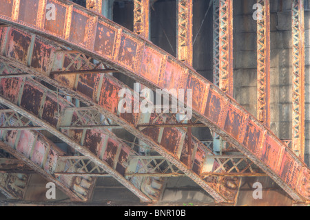 Die Stahlträger Bögen des Überbaus der Longfellow Bridge, auf dem Charles River führt von Cambridge nach Boston, Massachusetts. Stockfoto