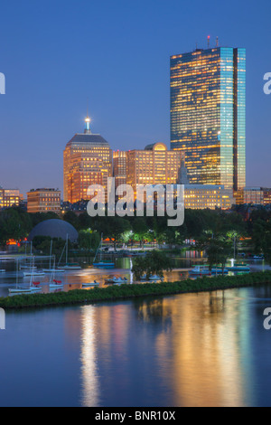 Twilight-Blick auf die Skyline von Boston einschließlich John Hancock Building von Longfellow Bridge aus gesehen. Stockfoto