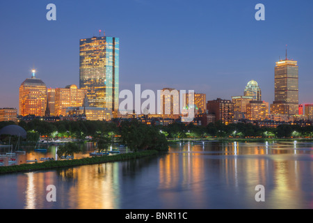 Die Skyline von Boston einschließlich der John Hancock und Prudential Center betrachtet über den Charles River in der Dämmerung in Boston, Massachusetts. Stockfoto