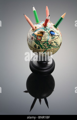 Antiker Globus Stifthalter Stockfoto