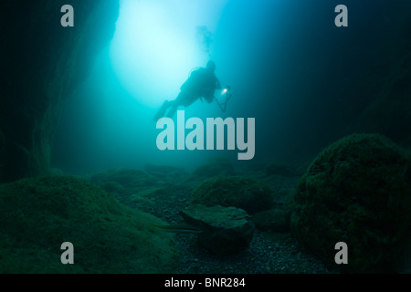 Taucher im Inneren der Höhle, Cap de Creus, Costa Brava, Spanien Stockfoto