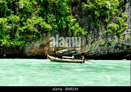 Angelboot/Fischerboot an Maya Beach, Koh Phi Phi Leh, Phi Phi Inseln, Andamanensee, thailand Stockfoto