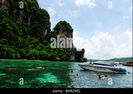 Touristenboot mit Touristen schwimmen und Schnorcheln, Maya Bay, Koh Phi Phi Leh, Phi Phi Inseln, Andamanensee, thailand Stockfoto