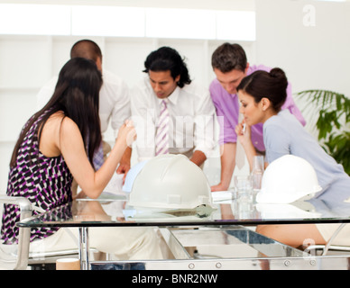 Internationale Architekten Kollegen überprüfen Blaupausen Stockfoto