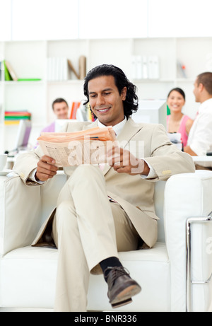 Lächelnden Manager Zeitung lesen Stockfoto
