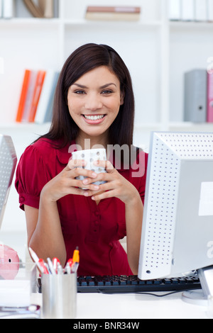 Schöne Geschäftsfrau einen Kaffee trinken Stockfoto
