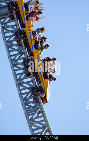 Die Thunder Dolphin Achterbahn im Freizeitpark Korakuen, Tokio, Japan. Stockfoto