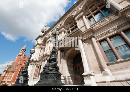 Die City von London in der Schule, in einem viktorianischen Gebäude am Nordufer der Themse in London. Stockfoto