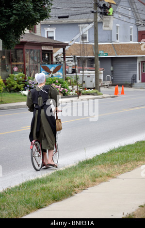 Amische Mädchen reiten Scooter, Lancaster County, Pennsylvania, USA Stockfoto