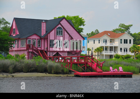 Einige einzigartige und farbenfrohe Häuser befinden sich entlang des Intracoastal Waterway in Myrtle Beach, South Carolina. Stockfoto