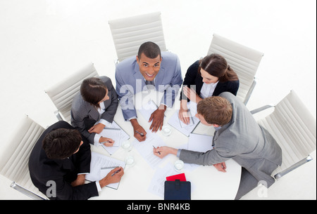 Hohen Winkel einer Unternehmensgruppe, die herumsitzen und einer Konferenzgesprächs Stockfoto