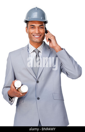 Junge Architekten tragen einen Helm auf Handy Stockfoto