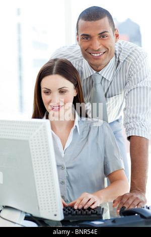 Zwei Kollegen zusammenarbeiten Stockfoto