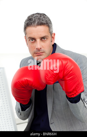 Charismatischen Geschäftsmann mit Boxhandschuhen Stockfoto