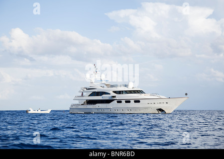 Die Mega Yacht CUOR DI LEONE Verankerung der Insel. Stockfoto