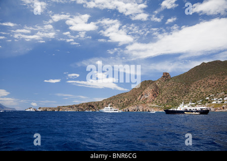 Große Yachten ankern vor der Insel Panarea von Äolischen Inseln, einschließlich Yachten CUOR DI LEONE, Elisabeth F, SANTA MARIA. Stockfoto