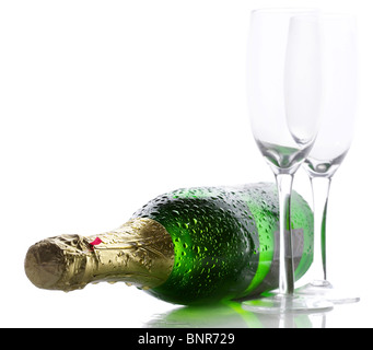 Kalte nasse Flasche Champagner mit zwei leeren Gläsern Stockfoto