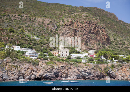 Kirche auf der Insel Panarea der Äolischen Inseln, Blick vom Meer. Stockfoto