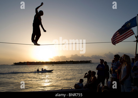 Berühmten sunset Celebration, Key West, Florida.  Straßenkünstler, Will Soto auf dem Hochseil. Stockfoto