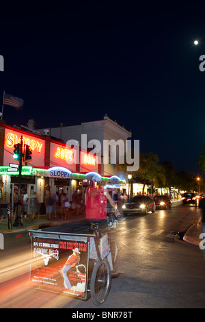 Straßenszene, Key West, Florida, mit Sloppy Joes Bar auf der Duval street Stockfoto