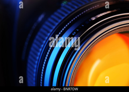 Nahaufnahme von einer Kamera-Objektiv an einer modernen Digitalkamera Stockfoto