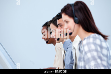 Lächelnde Kundendienstmitarbeiter Stockfoto