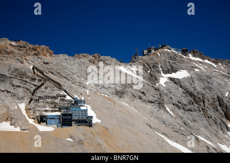 Blick vom Plateau Zugspitzplatt zum Gipfel der Zugspitze mit der Forschungsstation Schneefernerhaus auf der linken Seite. Stockfoto