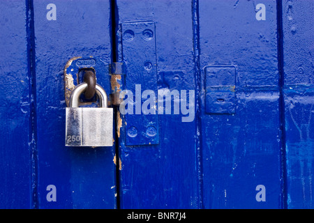 Schloss auf eine blaue Tür Stockfoto