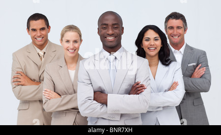 Lächelnde afrikanische Unternehmer führt sein team Stockfoto