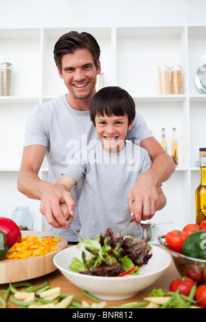 Porträt von glücklicher Vater mit seinem Sohn Kochen Stockfoto