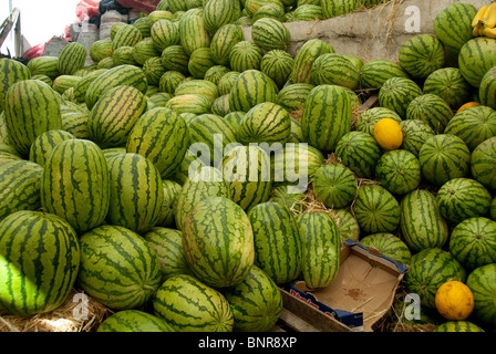 Marokko, Tetouan. Historische Medina-Basar, frische Wassermelone Verkäufer Stand. Stockfoto