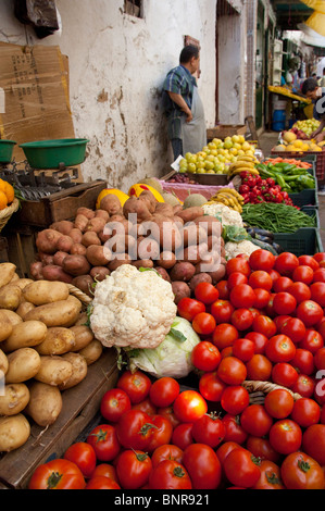 Marokko, Tetouan. Historische Medina Basar, frische Produkte stehen. Stockfoto